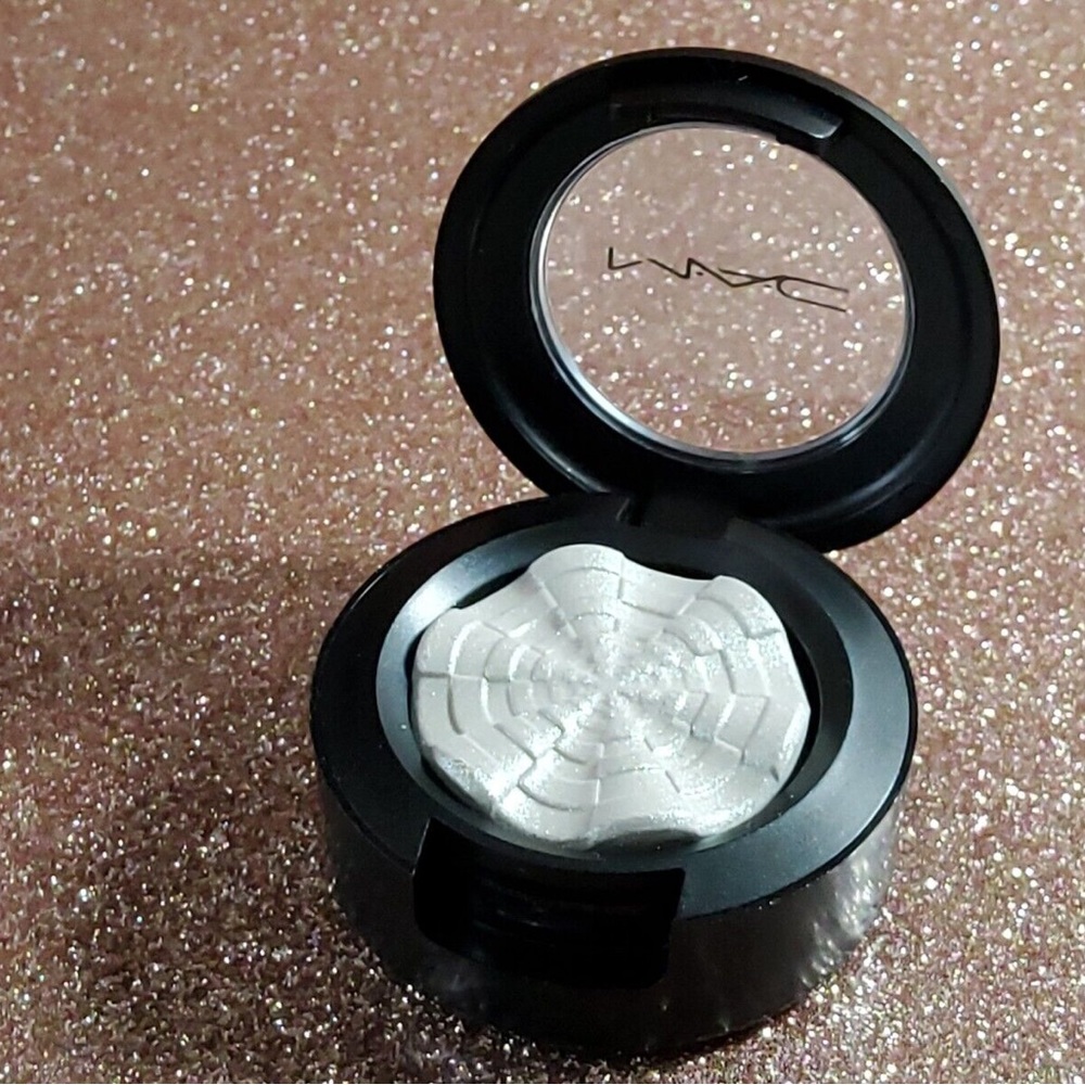 MAC extra dimension eye shadow shade: Creative Spark white silver pearl.